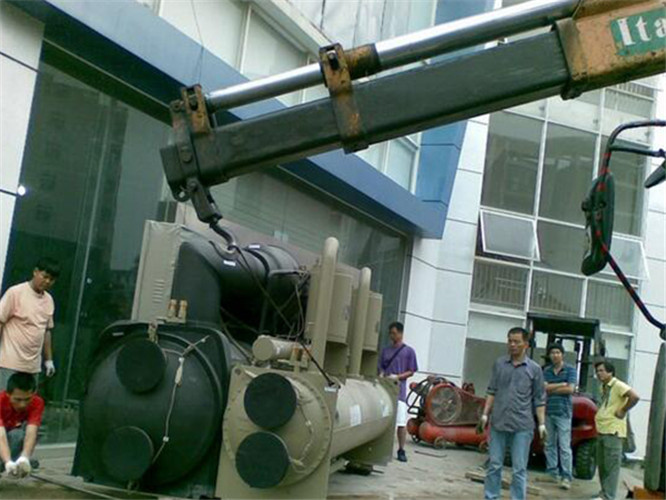 平房区随车吊和汽车吊的核心区别是什么？哪种更省钱？