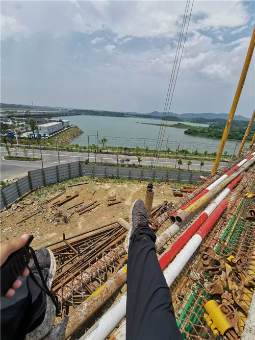 平房区作业中发生设备损坏或人员意外，责任怎么划分？